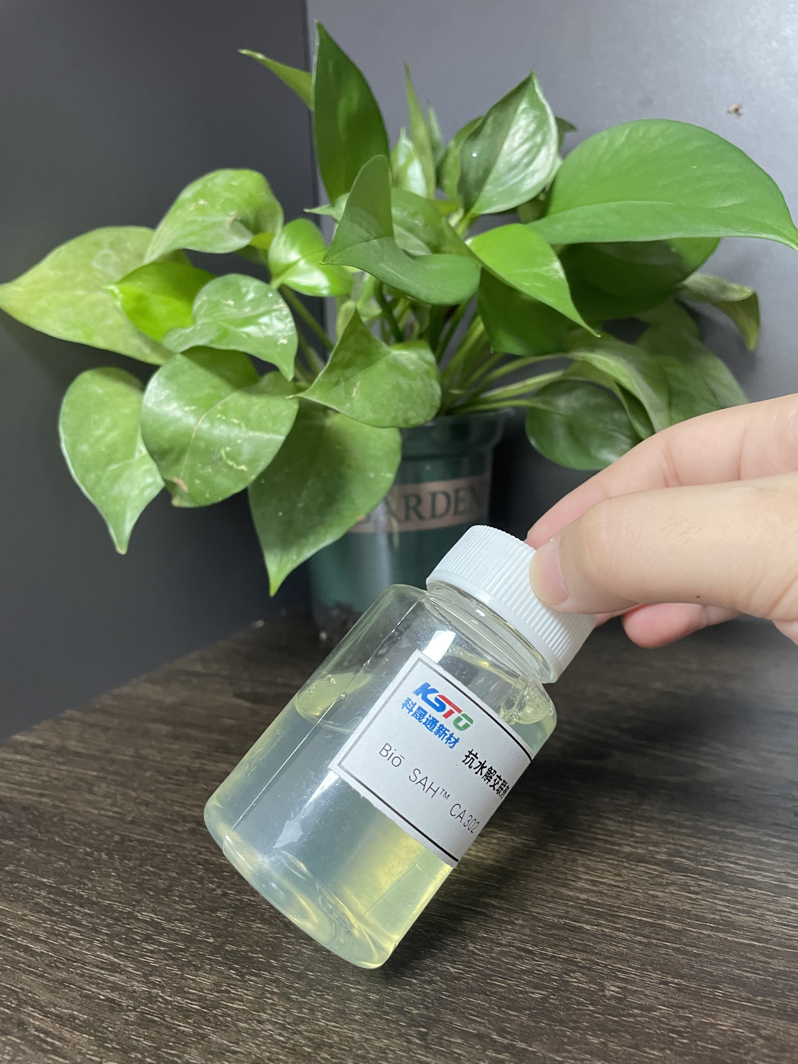 Bio-SAH ™ CA302 중합체 카보 디 이미 미드 컬러리스에서 약간 노란색 투명한 수용액