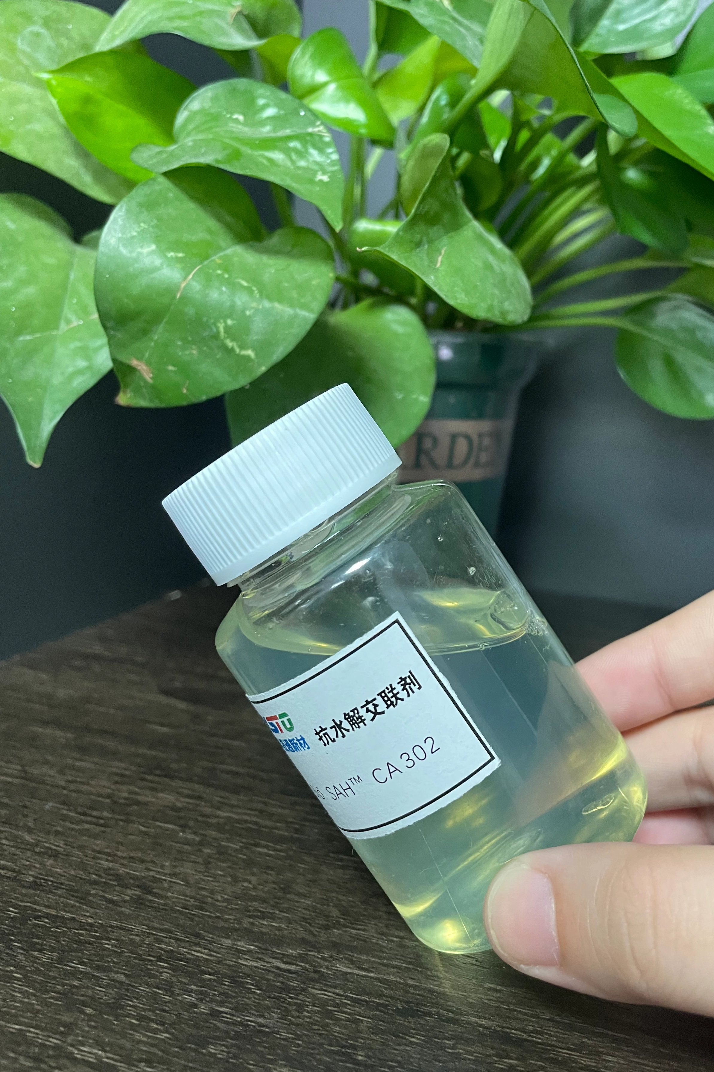 BIO -SAH ™ CA302 PolyCarbodiimide 수성 항 -가수 분해 가교제