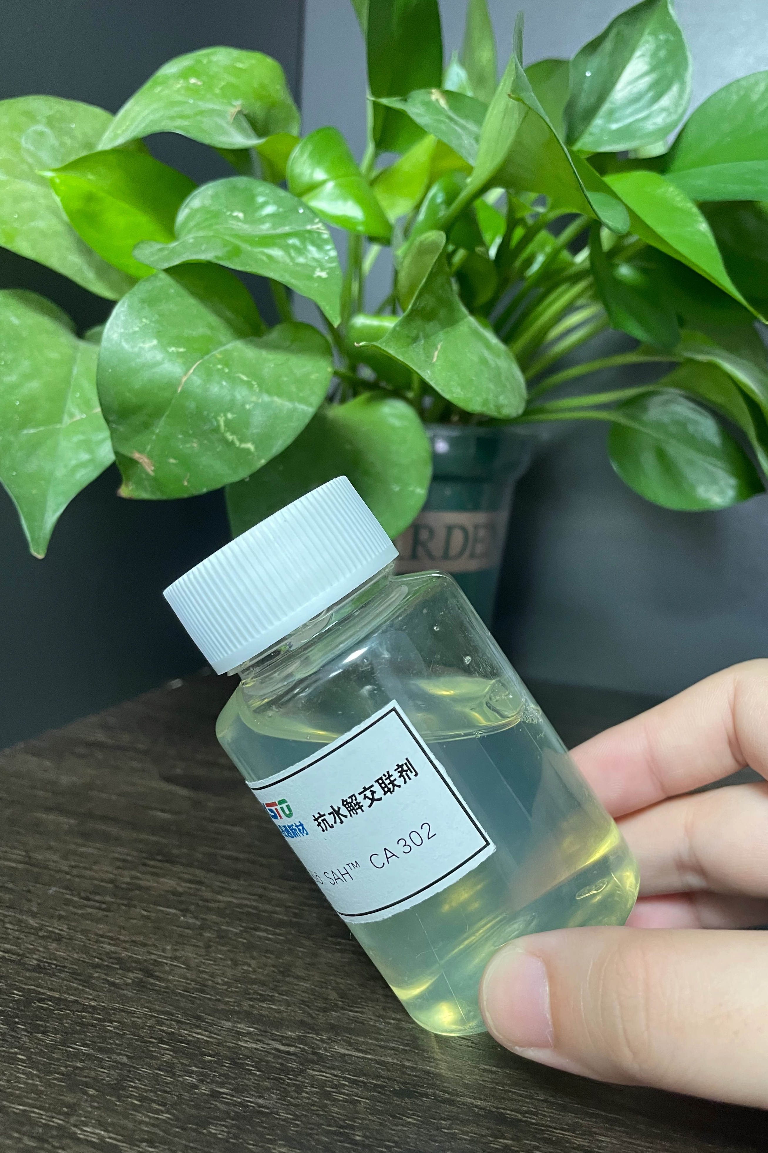 Bio-SAH ™ CA302 가죽 필드를위한 중합체 카르 보디 이미드 항이 가수 분해 가교제