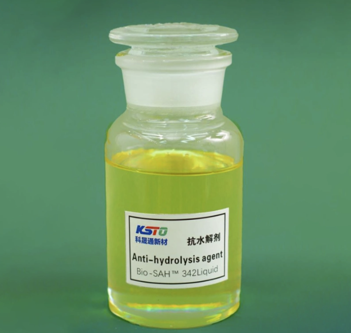 물질에 항 여류 분해 제의 적용을 보여주는 이미지, 물 분해에 대한 보호 효과를 강조하고 폴리머의 내구성을 향상시킨다.